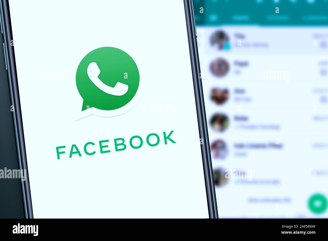 Smart phone con il logo di: WhatsApp da Facebook, i social network più diffusi in tutto il mondo. Gli Stati Uniti, California, 10 Dicembre 2019 Foto Stock