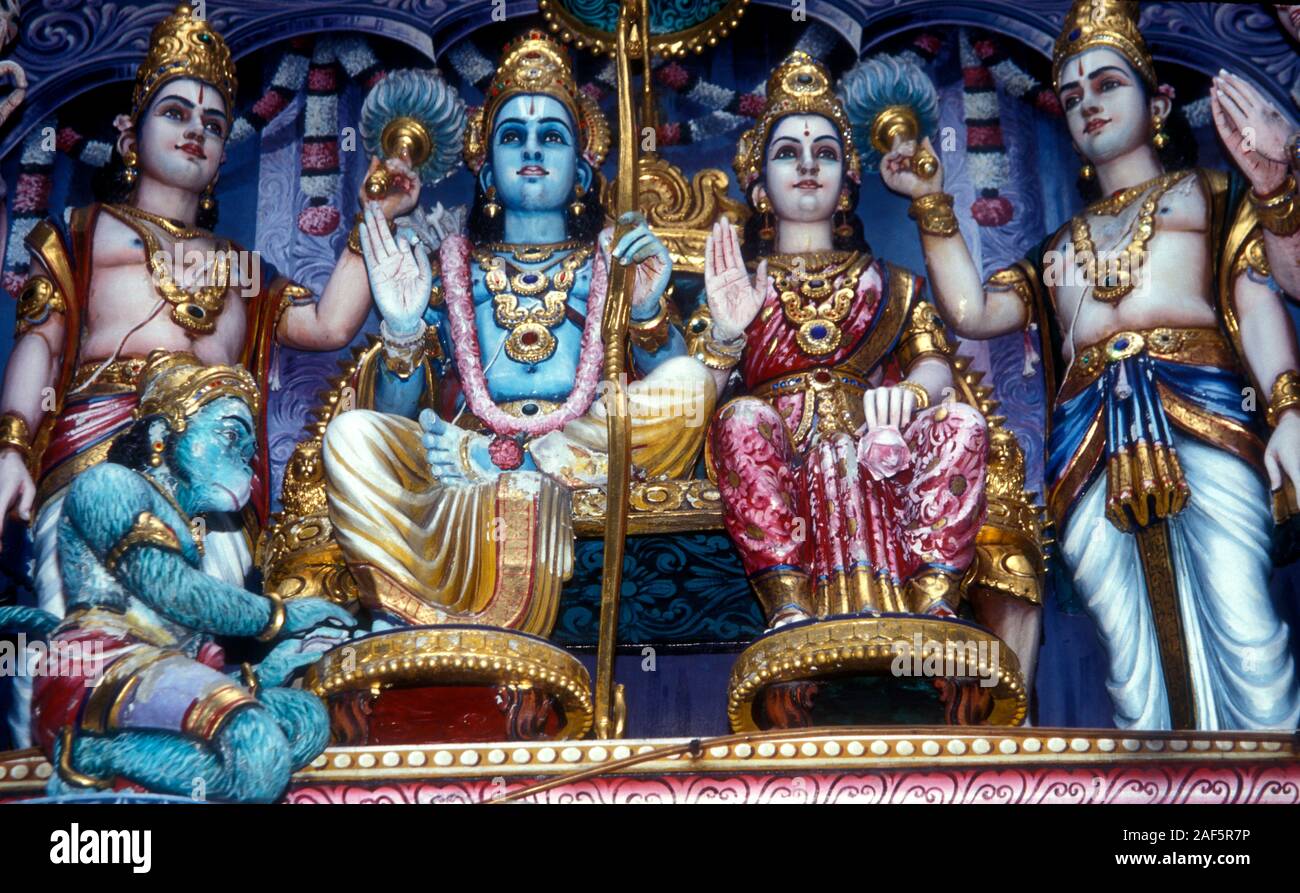 Divinità indù includono Hanuman, Krishna, Rama e Sita con bramino sacerdoti  Foto stock - Alamy