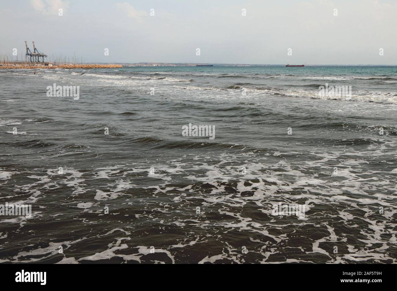 Mare irrequieto al resort. Larnaca, Cipro Foto Stock