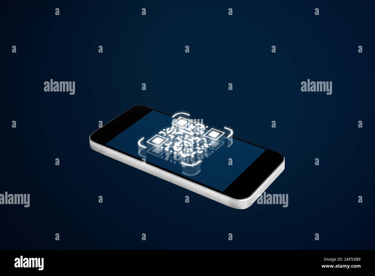 Codice QR verifica la tecnologia del sistema. Mobile smart phone la scansione del codice QR, su sfondo blu Foto Stock