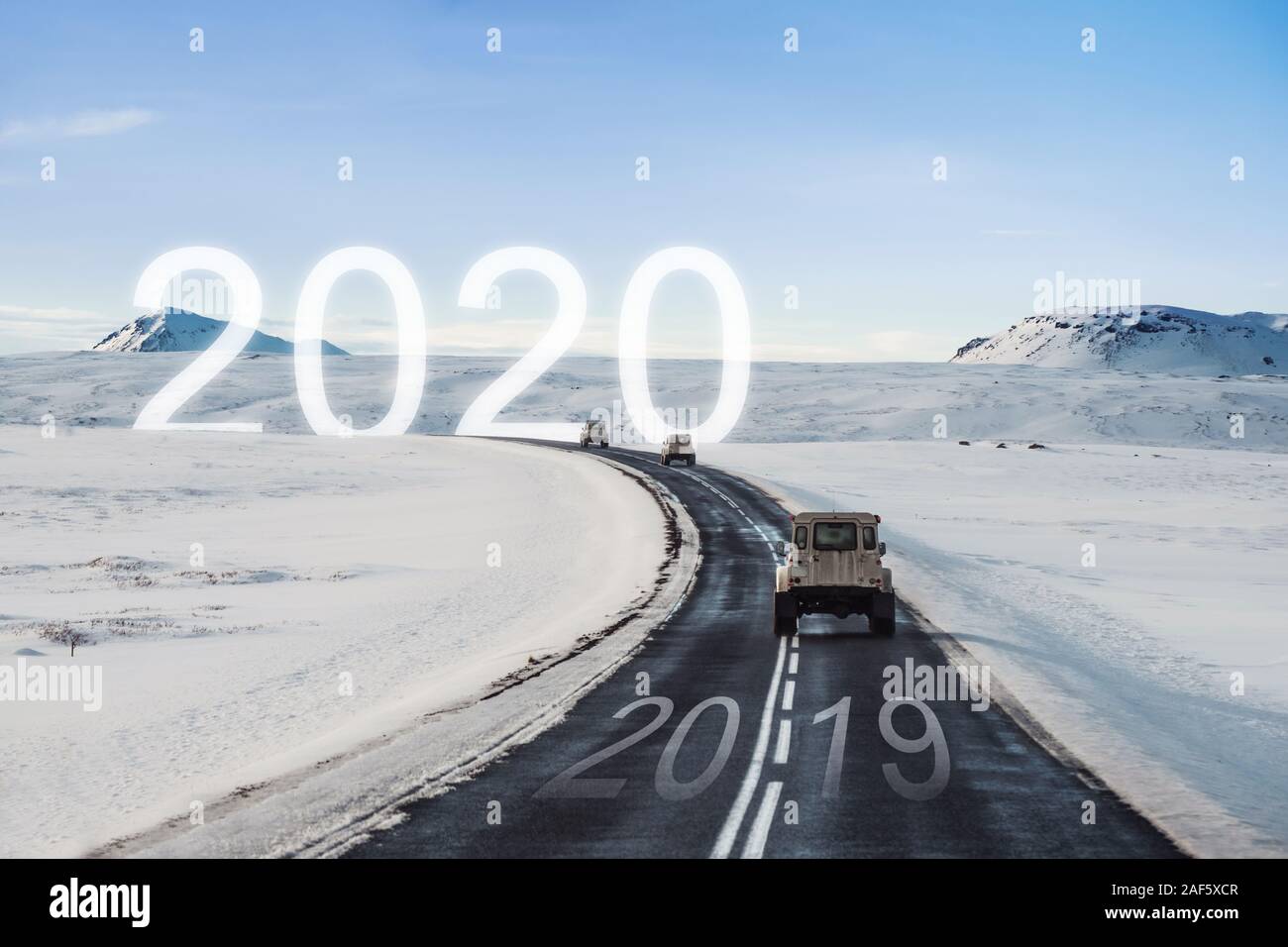 Nuovo anno e nuove conquiste concetto. Gruppo di guida auto sulla strada in direzione di 2020 con 2019 sulla strada Foto Stock
