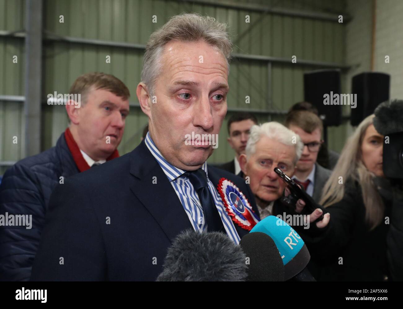 Ian Paisley Jnr parlando ai media dopo la sua elezione come un MP in North Antrim a Meadowbank Sports Arena in Magherafelt Co Londonderry come inizia il conteggio per elezione di Westminster. Foto Stock