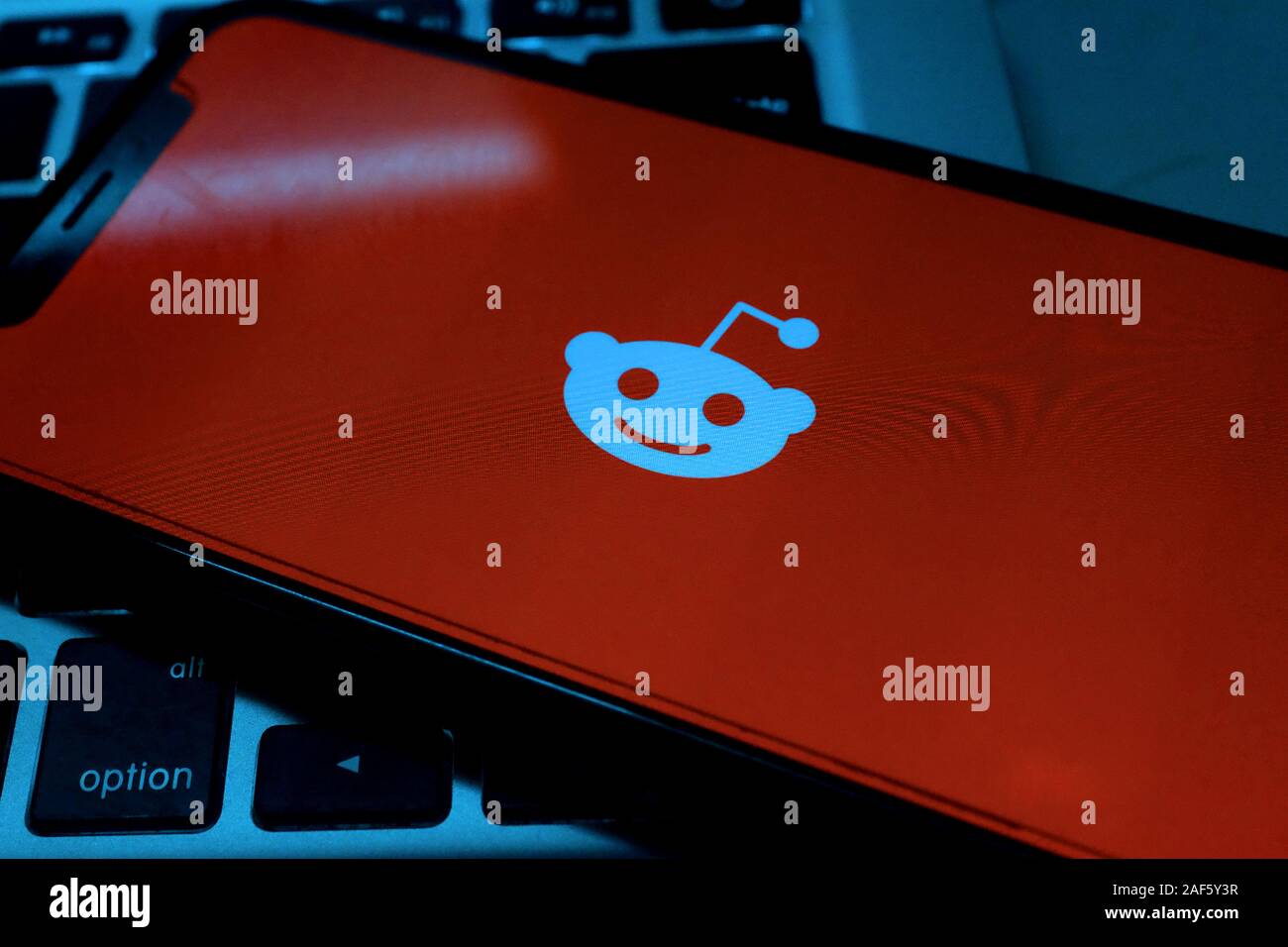 Smart phone con logo REDDIT che è un social bookmarking sito e aggregatore di notizie. Gli Stati Uniti, California, Mercoledì, Novembre 27, 2019 Foto Stock
