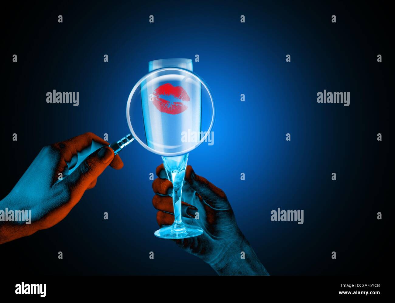 Bicchiere di vino con un rossetto mark ingrandita attraverso una lente di ingrandimento. Creative blacklight illuminazione. Foto Stock