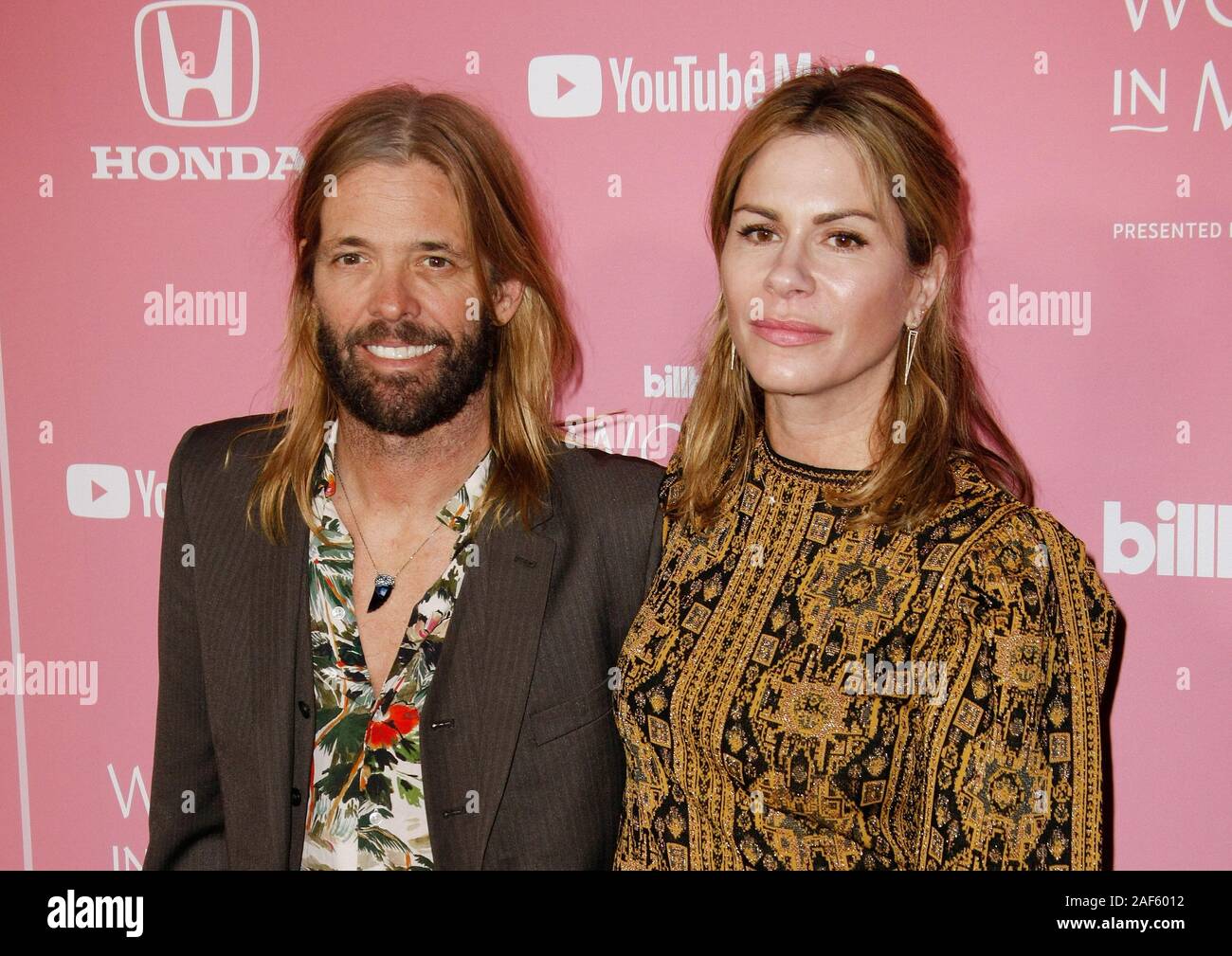 Los Angeles, California, USA. 12 Dic, 2019. Los Angeles, California, USA. 12 Dic, 2019. Taylor Hawkins, Alison Hawkins arrivano al 2019 Tabellone donne in musica a Hollywood Palladium su dicembre 12, 2019 a Los Angeles, California. Foto: CraSH/imageSPACE/MediaPunch Credito: MediaPunch Inc/Alamy Live News Foto Stock