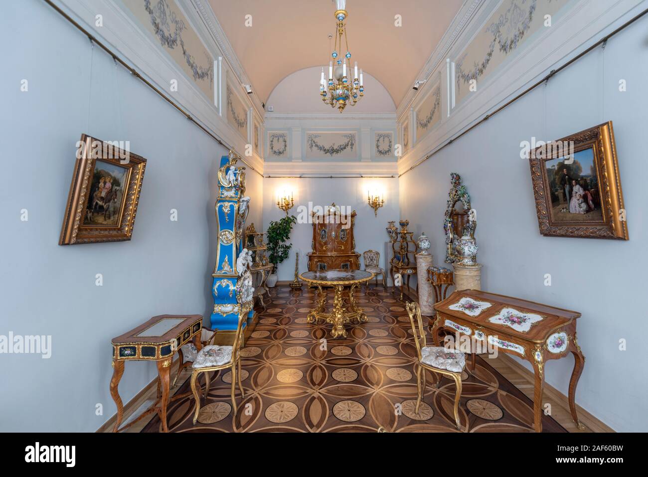 All'interno dell'Eremo di stato russa museo. Camera fantastica, pareti, statue e soffitto con ornamenti barocchi, San Pietroburgo Russia Foto Stock