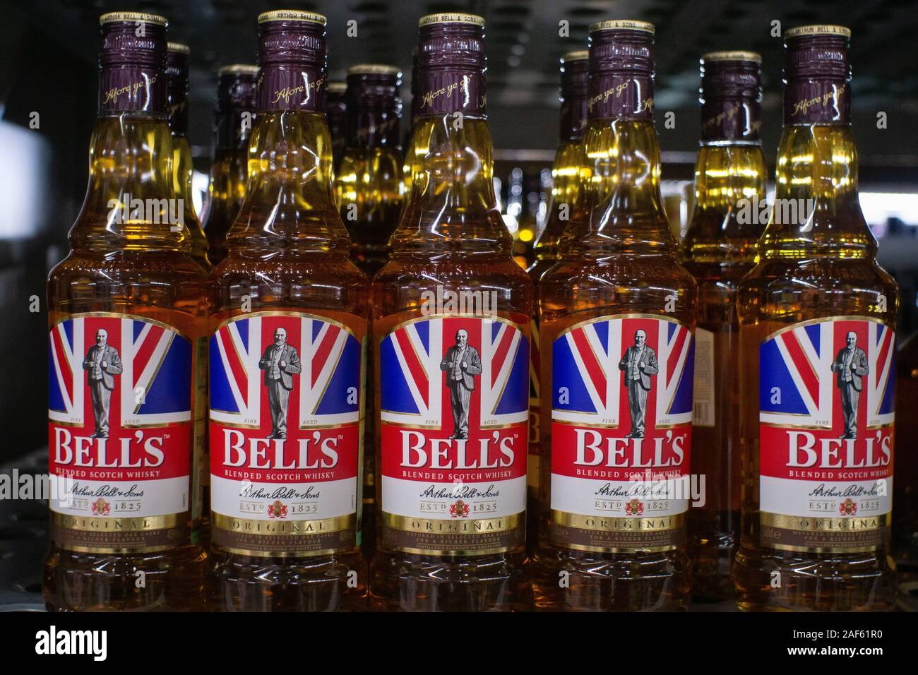 Tyumen, Russia - 20 Novembre 2019: bottiglie di whisky a campana su uno scaffale di supermercato.. La vendita di bevande alcoliche negli ipermercati Metro. Foto Stock