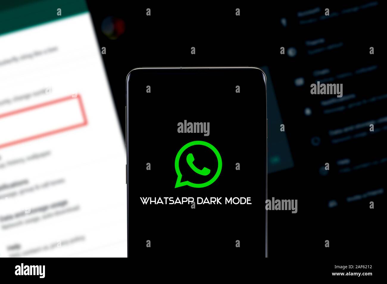Smart phone con il logo di: WhatsApp da Facebook, i social network più diffusi in tutto il mondo. Gli Stati Uniti, California, 10 Dicembre 2019 Foto Stock