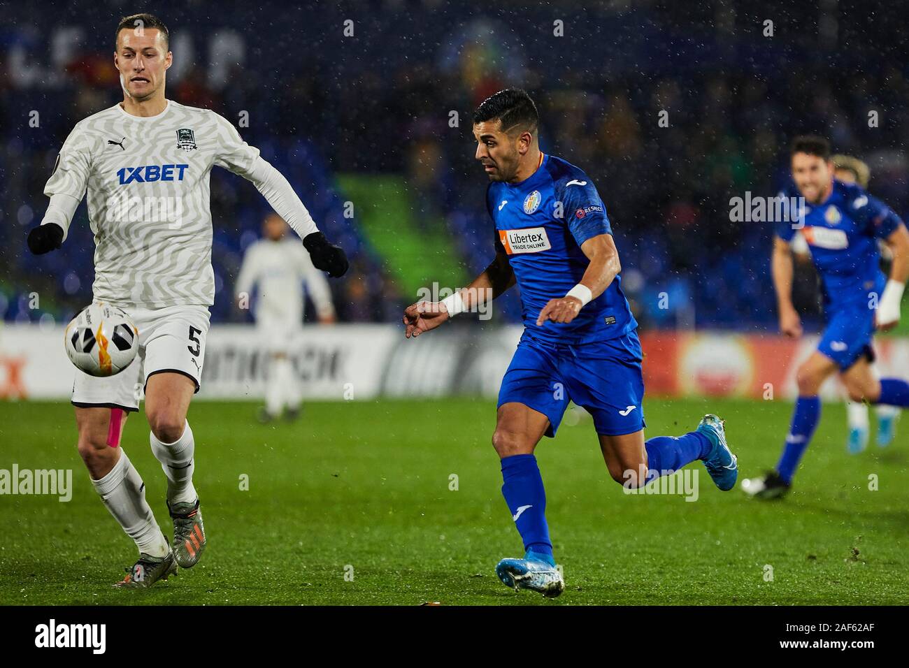 Madrid, Spagna. 12 Dic, 2019. Jaime Mata di Getafe FC ed Uros Spajic di FC Krasnodar sono visto in azione durante la UEFA Europa League tra Getafe CF e FC Krasnodar al Coliseum Alfonso Perez in Madrid.(punteggio finale; Getafe CF 3:0 FC Krasnodar) Credito: SOPA Immagini limitata/Alamy Live News Foto Stock