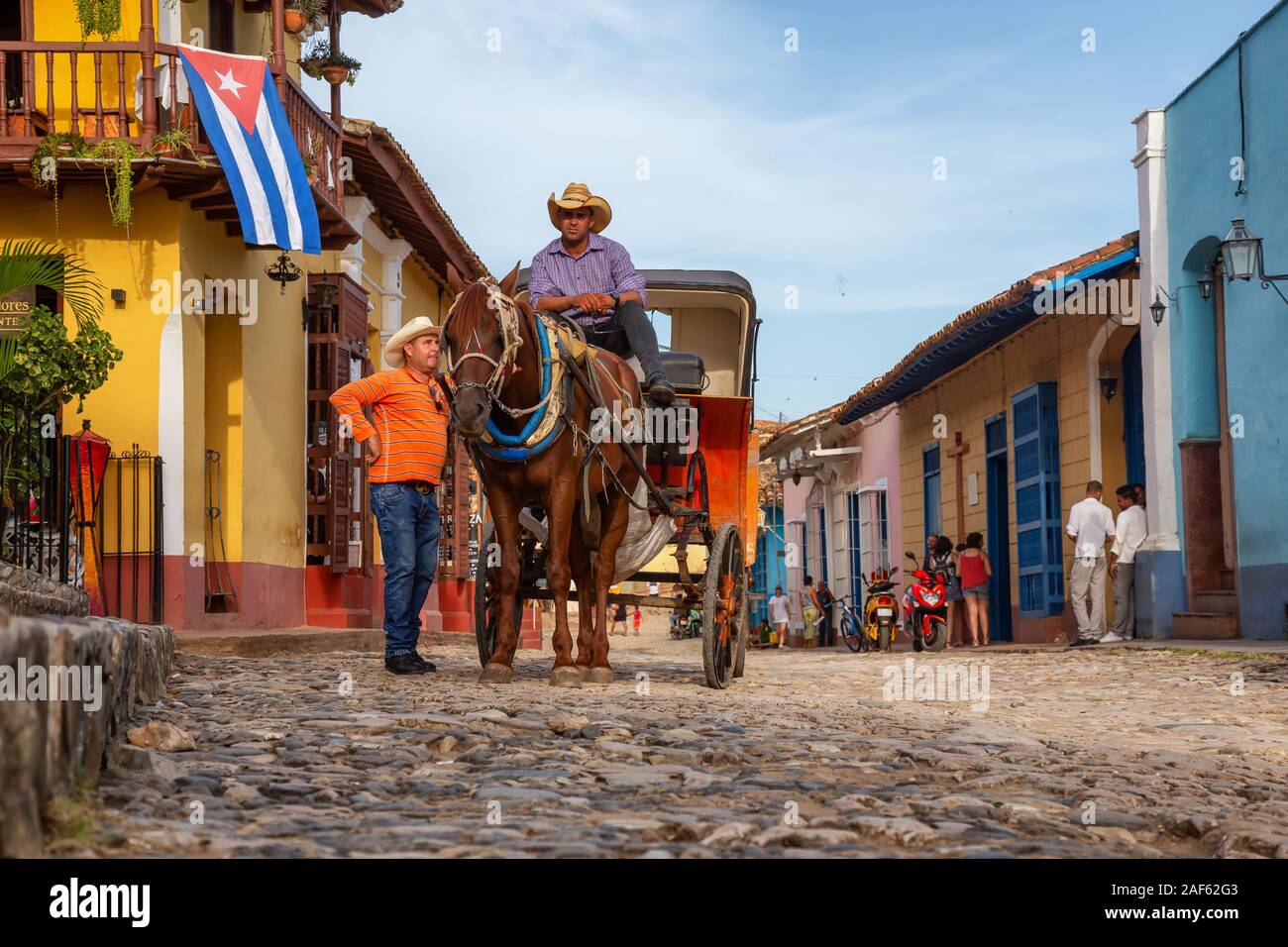 Trinidad, Cuba - Giugno 12, 2019: Carrozza a cavallo per le vie di una piccola città cubane durante un vivace e colorato tramonto. Foto Stock