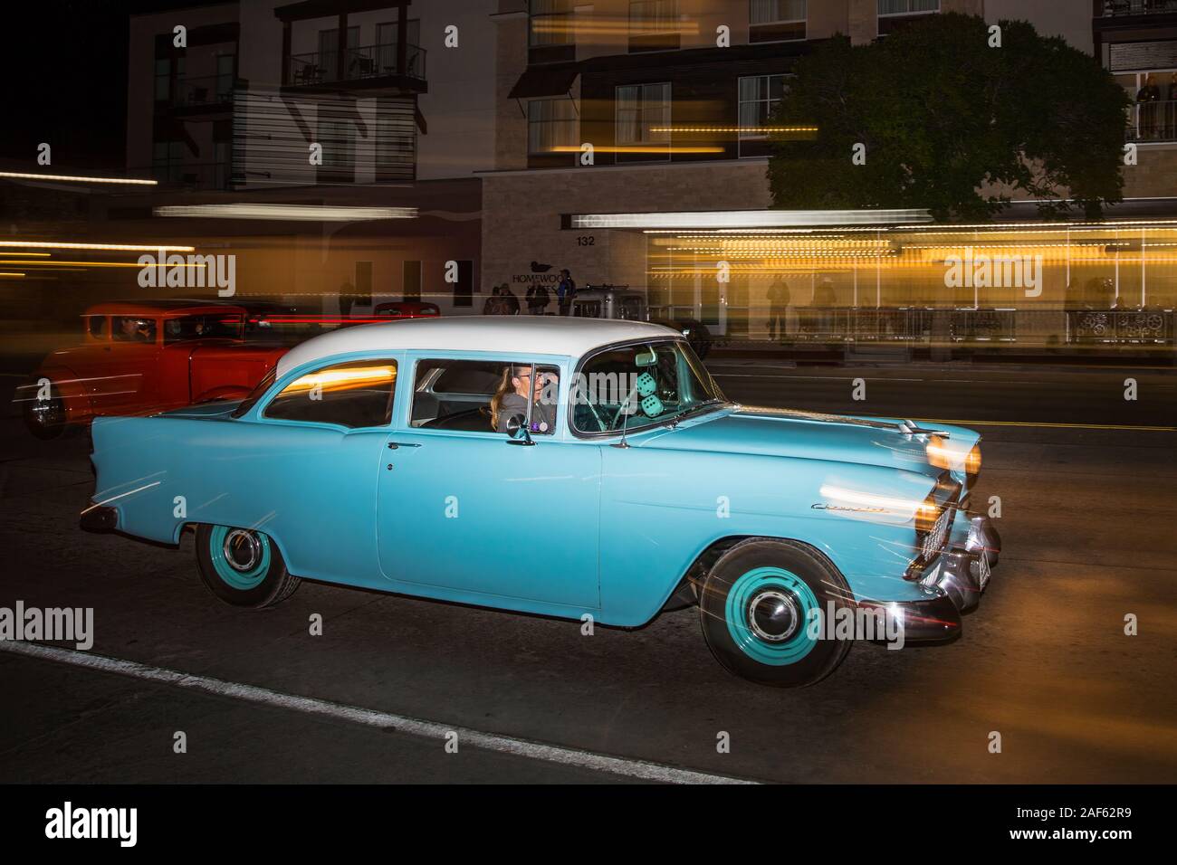 Un edificio restaurato del 1955 Chevy coupe crociera in Moab aprile azione Car Show in Moab Utah. Foto Stock