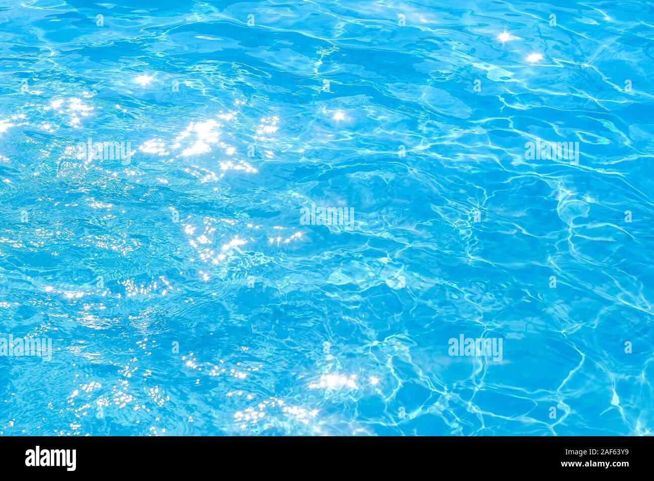 Blu brillante e piscina con acqua di riflessione solare, acqua movimento di ondulazione e dolci in onda la piscina Foto Stock