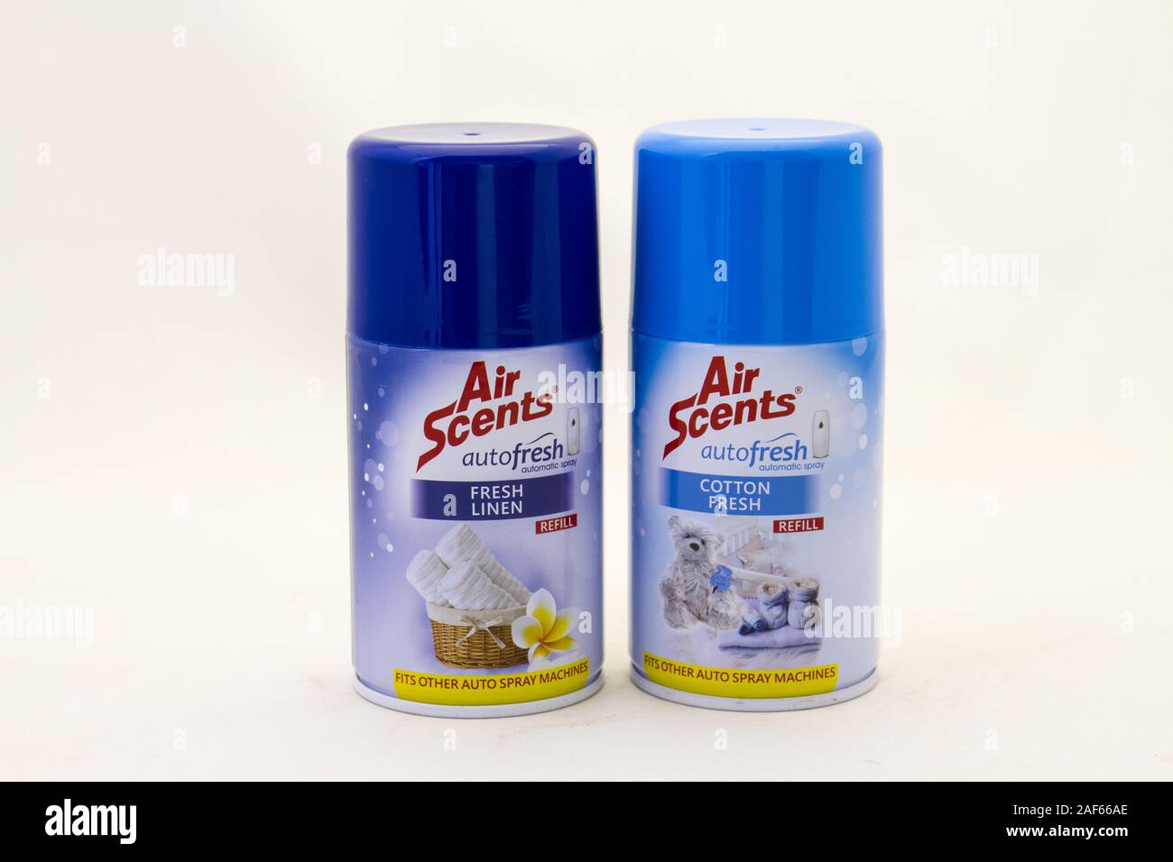 Alberton, Sud Africa - barattoli di profumi spray automatico profumatori isolato su una chiara immagine di sfondo in formato orizzontale Foto Stock
