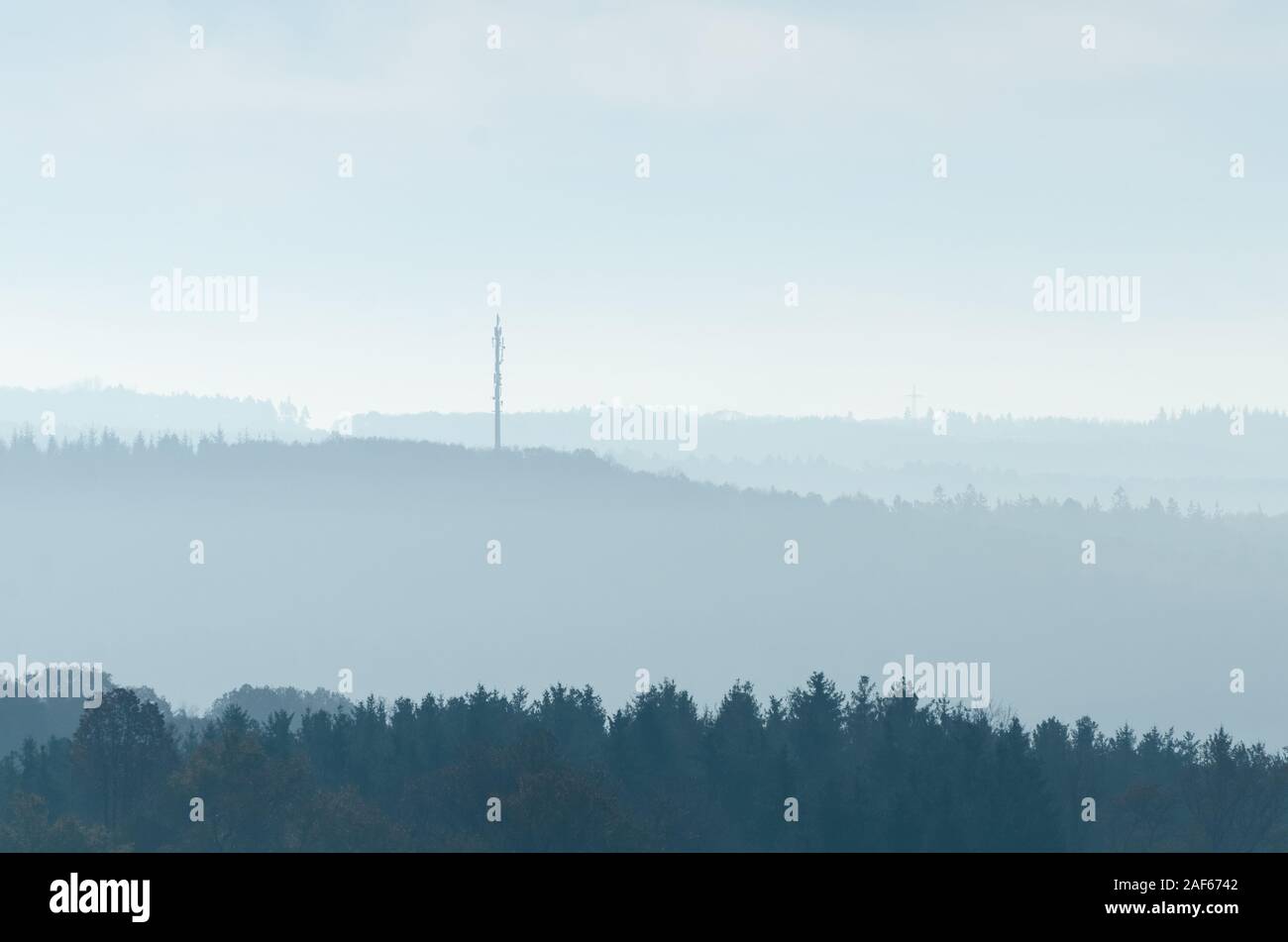 Paesaggio di campagna con le comunicazioni e la torre cellulare montante durante l'autunno in Germania, Europa occidentale Foto Stock