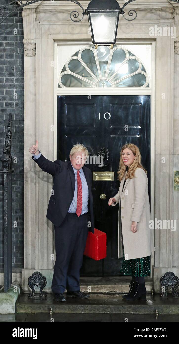 Il primo ministro Boris Johnson e la sua fidanzata Carrie Symonds arrivano a Downing Street dopo il Partito Conservatore è tornato al potere nelle elezioni generali con un aumento di maggioranza. Foto Stock