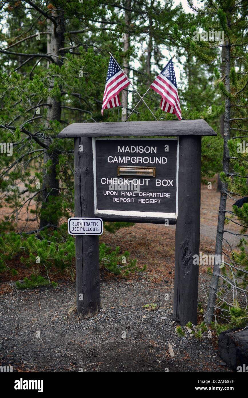 Madison Campeggio cartello in legno, il Parco Nazionale di Yellowstone, STATI UNITI D'AMERICA Foto Stock
