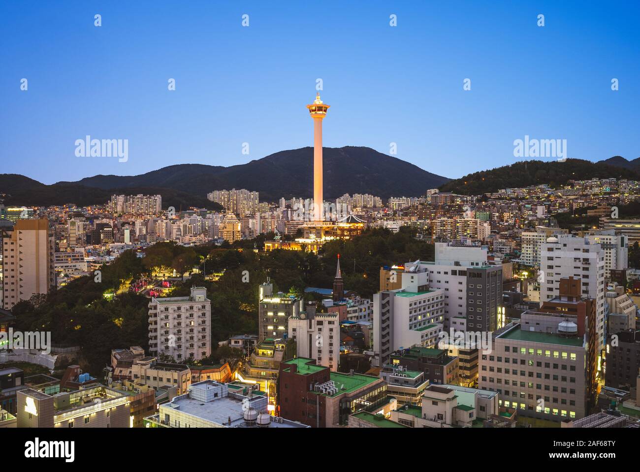 Vista notturna di Busan con torre di Busan in Corea Foto Stock
