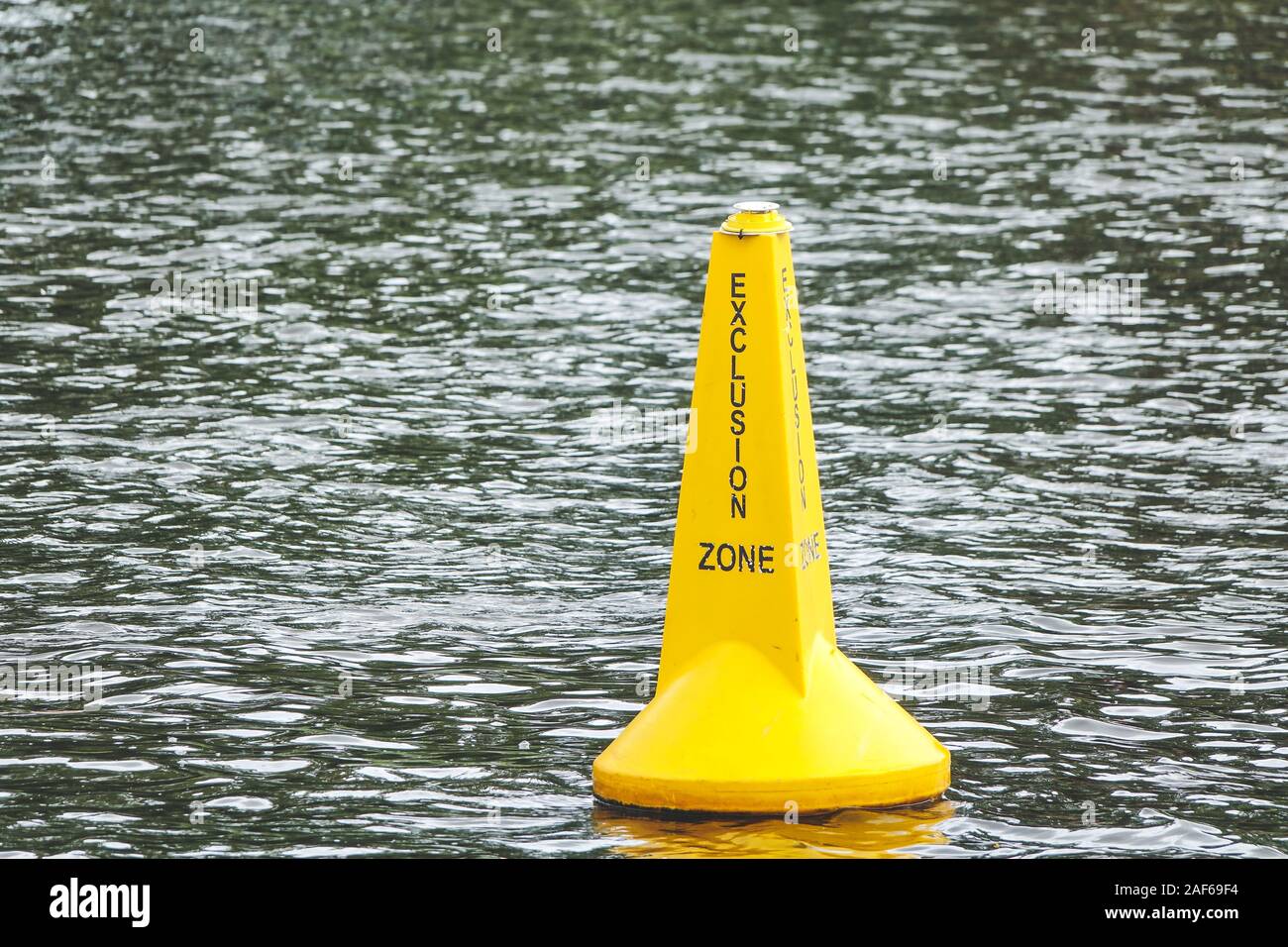 Il giallo della zona di esclusione segno galleggiante sul fiume nel pomeriggio. Foto Stock