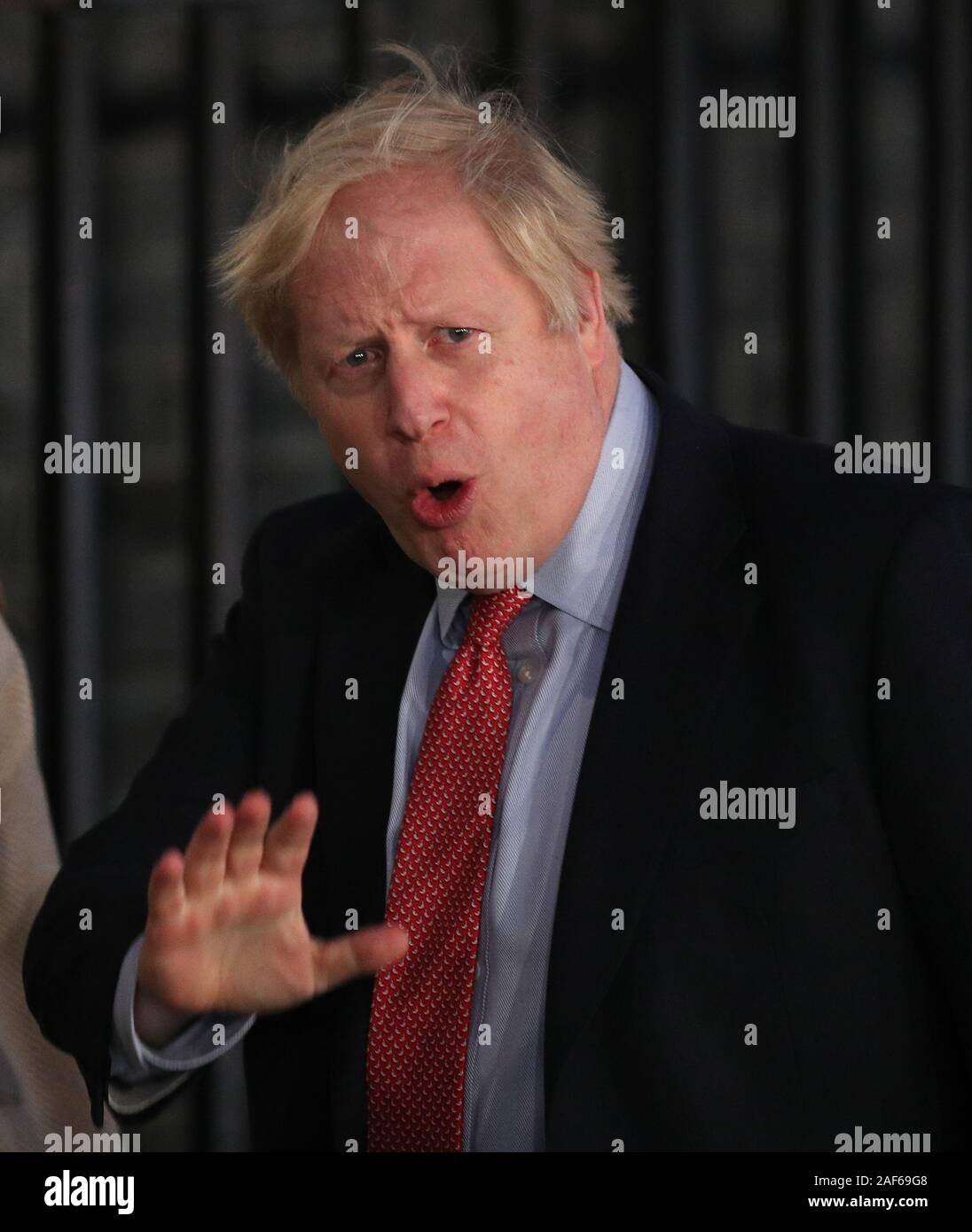 Il primo ministro Boris Johnson e la sua fidanzata Carrie Symonds arrivano a Downing Street dopo il Partito Conservatore è tornato al potere nelle elezioni generali con un aumento di maggioranza. Foto Stock