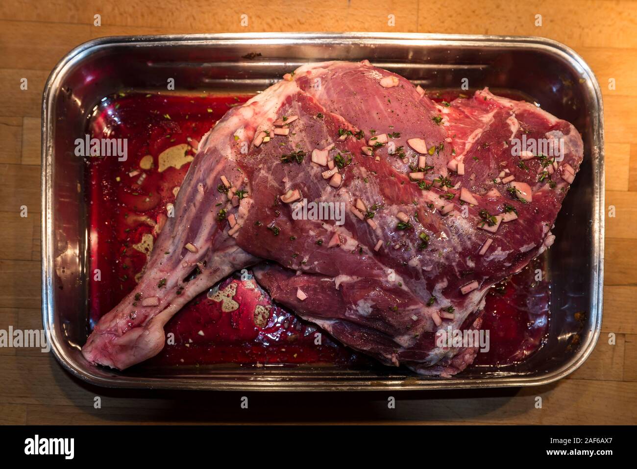 La gamba di Agnello Stagionato per friggere in una casseruola di metallo, Meclemburgo-Pomerania, Germania Foto Stock