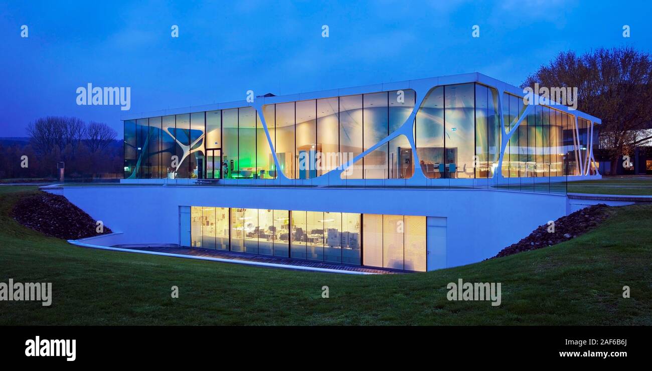 Cubo di vetro durante l'ora di blu, Leonardo la costruzione del marchio, Bad Driburg, Westphalia-Lippe Est, Nord Reno-Westfalia, Germania Foto Stock