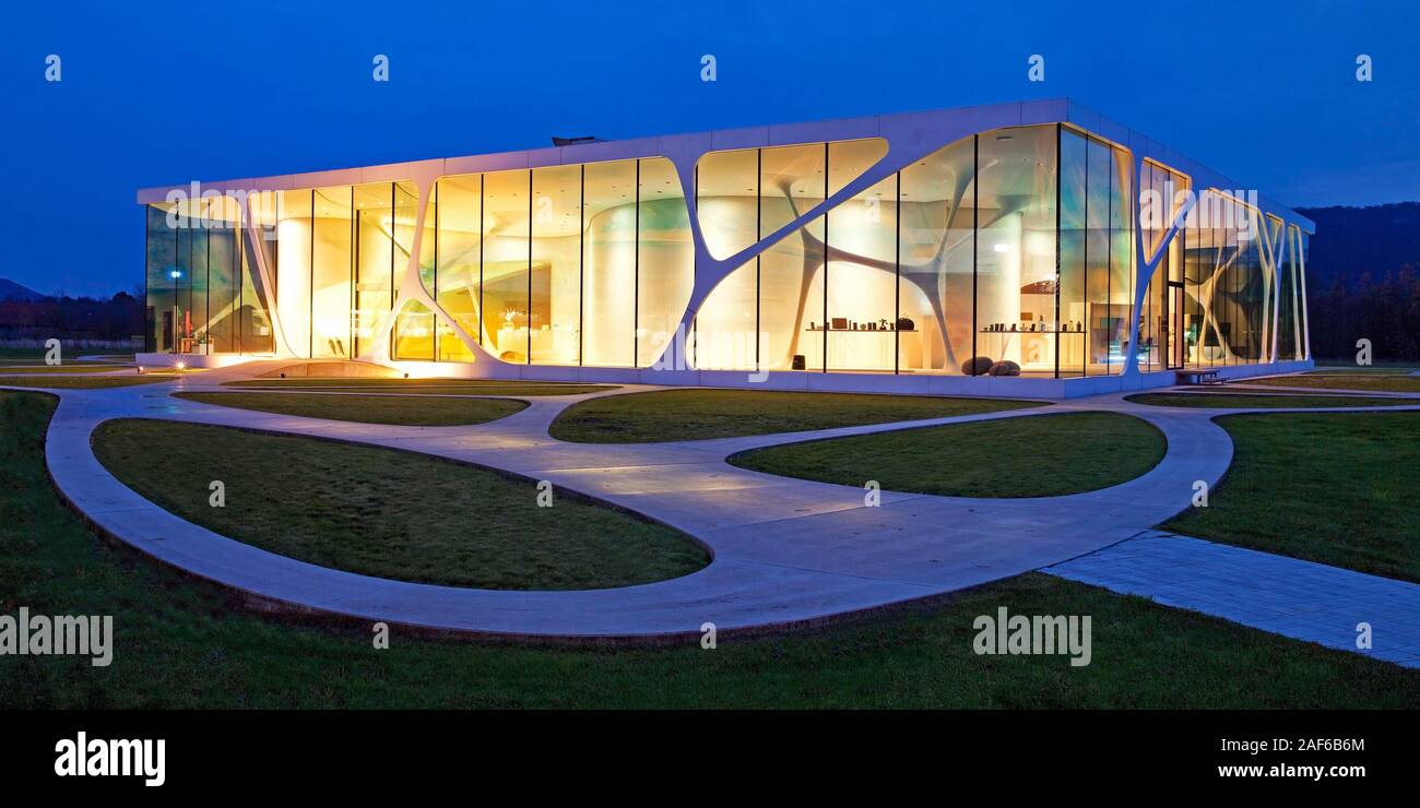 Cubo di vetro durante l'ora di blu, Leonardo la costruzione del marchio, Bad Driburg, Westphalia-Lippe Est, Nord Reno-Westfalia, Germania Foto Stock