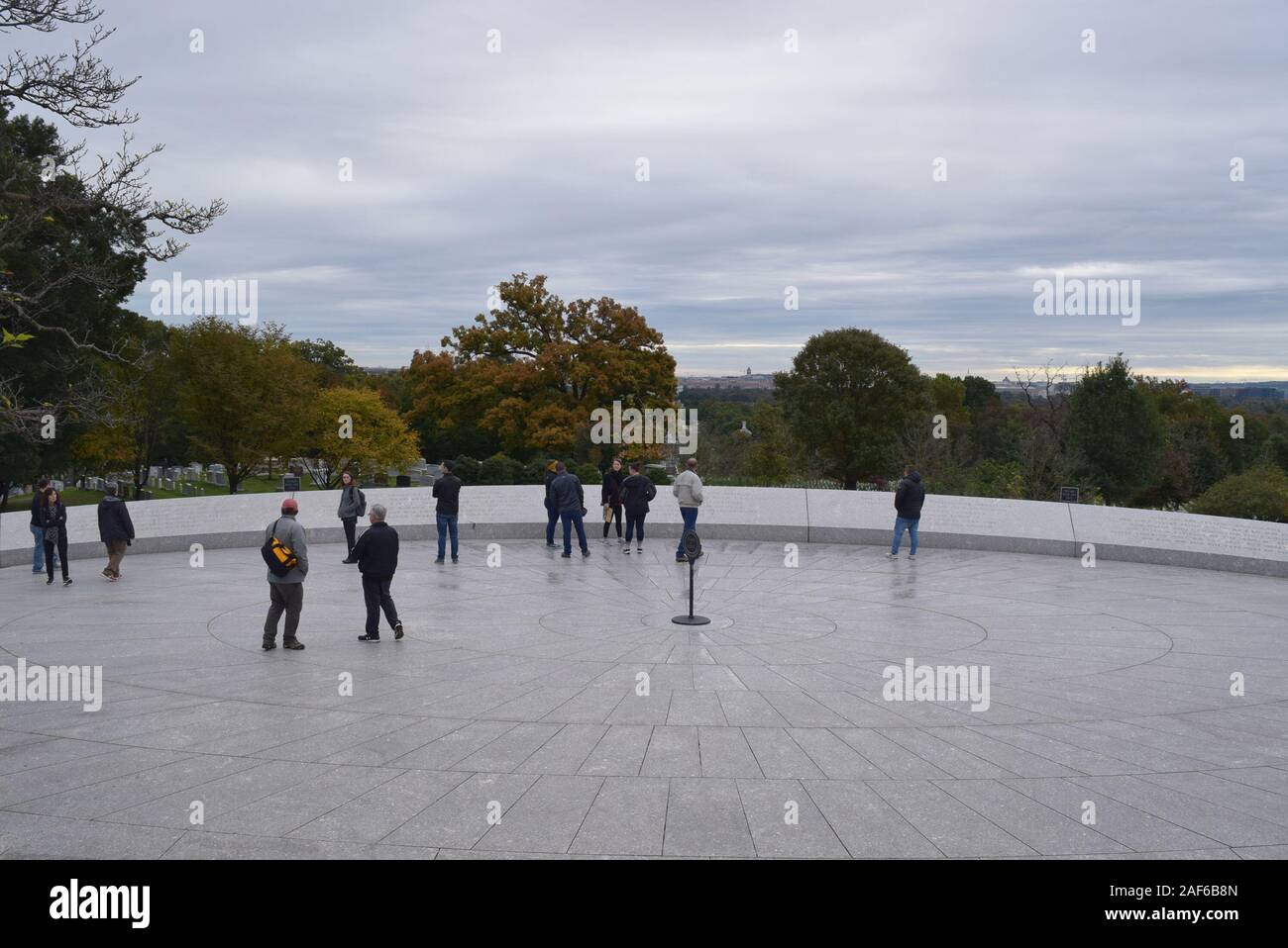 Gruppo di persone a contemplare il paesaggio da un punto di vista presso la John F Kennedy Memorial. Foto Stock