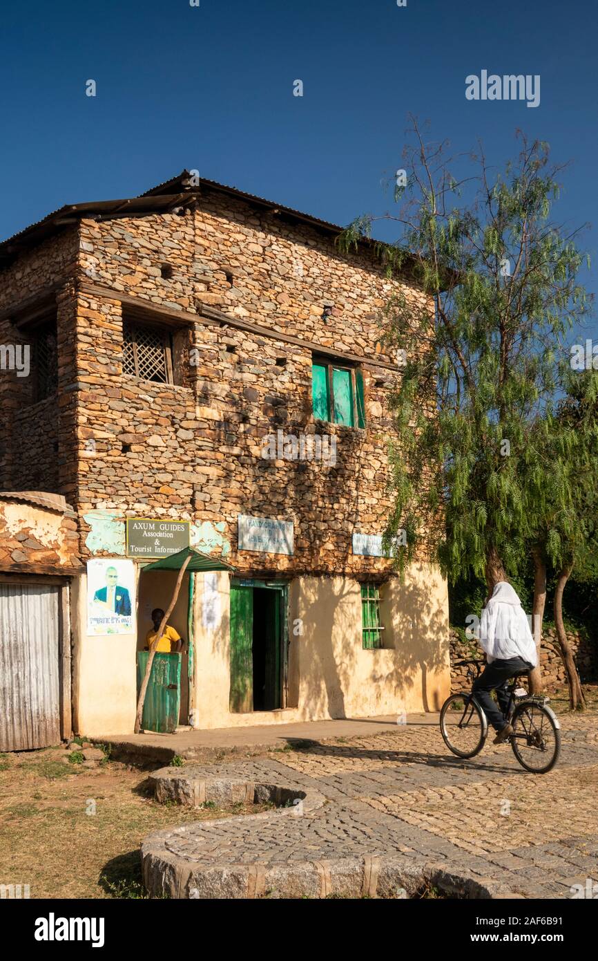 Etiopia, Tigray, Axum (Aksum), stele Park Guida Turistica office, l uomo si avvicina in bicicletta Foto Stock