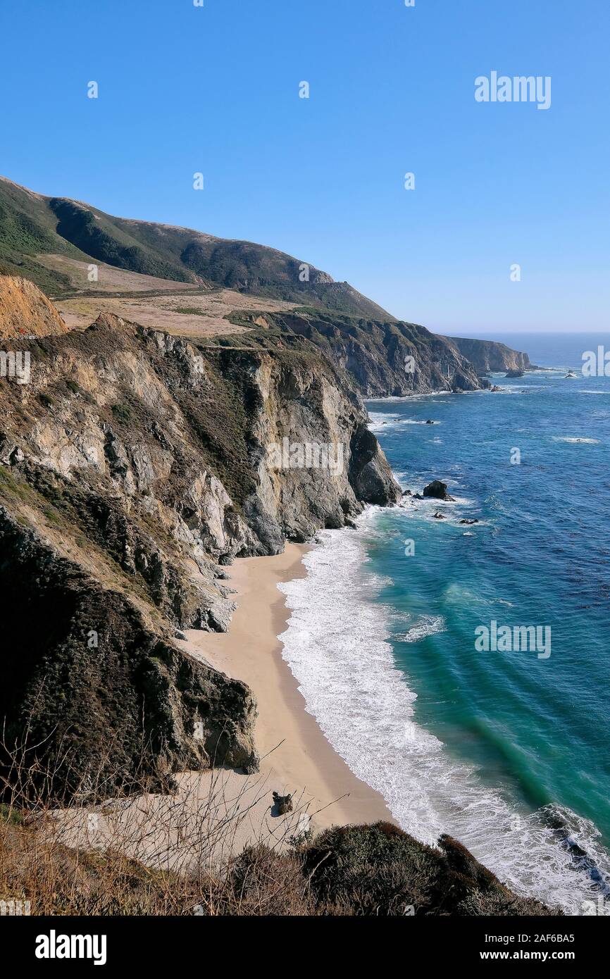 Costa rocciosa con spiaggia di sabbia lungo la California State Route 1, Highway 1, strada costiera all'Oceano Pacifico, CALIFORNIA, STATI UNITI D'AMERICA Foto Stock