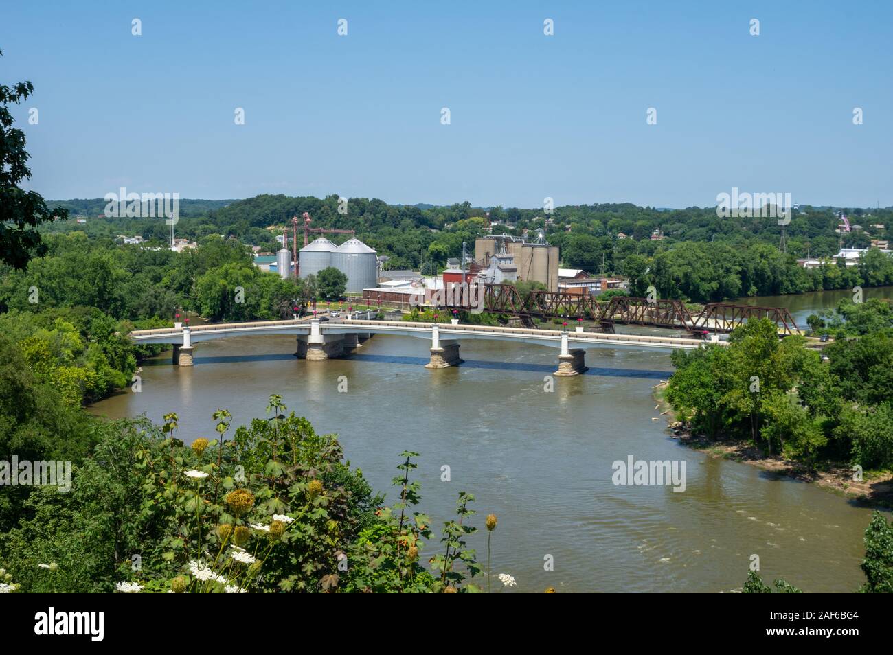 La forma y ponte in Zanesville, Ohio con la città e gli elevatori della granella in background. Foto Stock