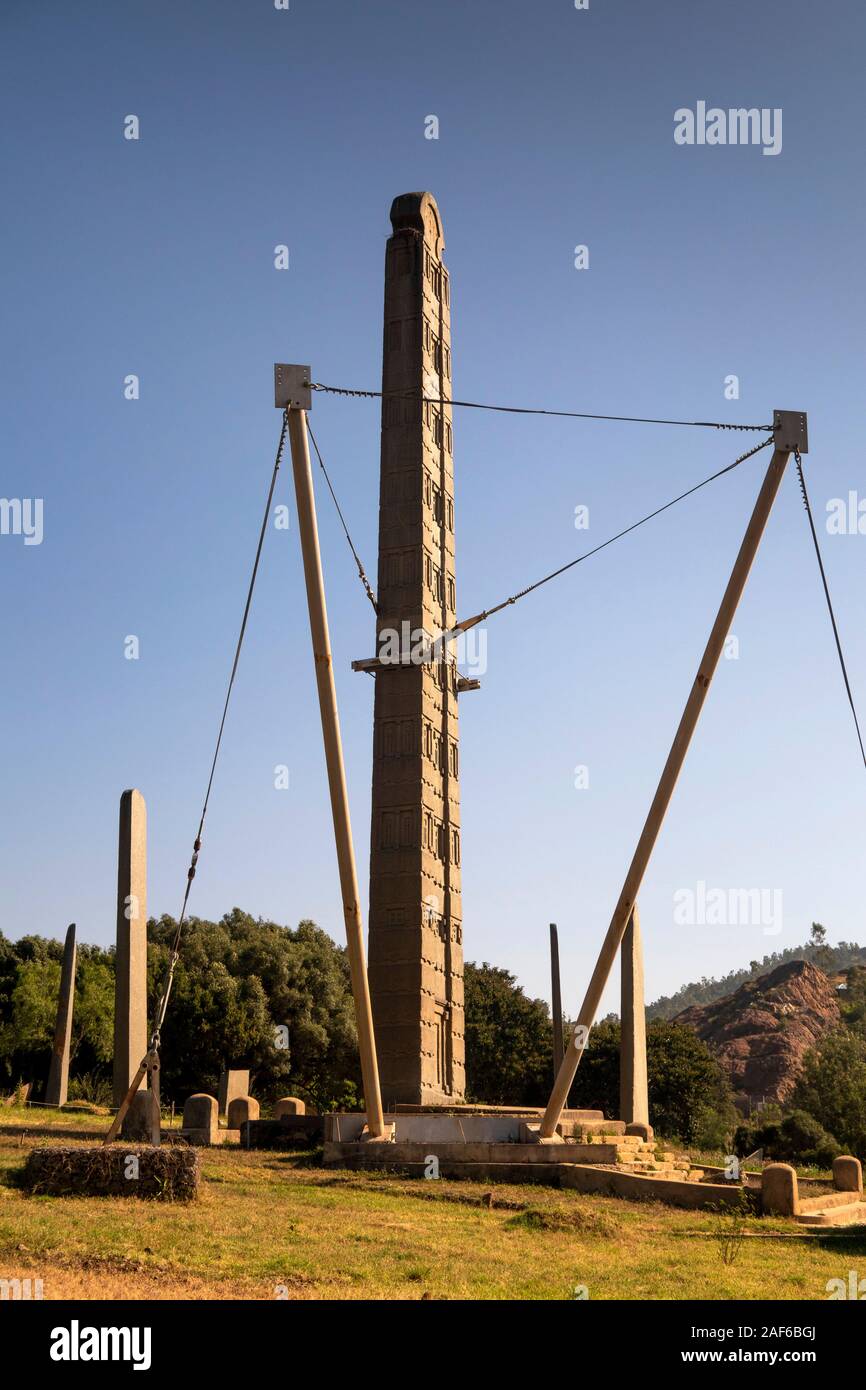 Etiopia, Tigray, Axum (Aksum), stele Park, 28m Ezana Stele supportato per impedire il ribaltamento Foto Stock