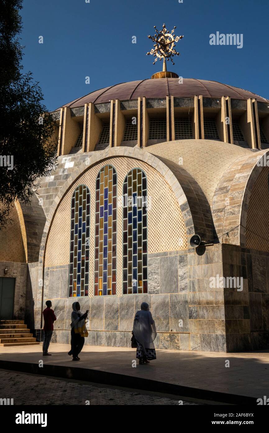 Etiopia, Tigray, Axum (Aksum), Maryam Tsion chiesa cattedrale, i visitatori nel sagrato della chiesa Foto Stock