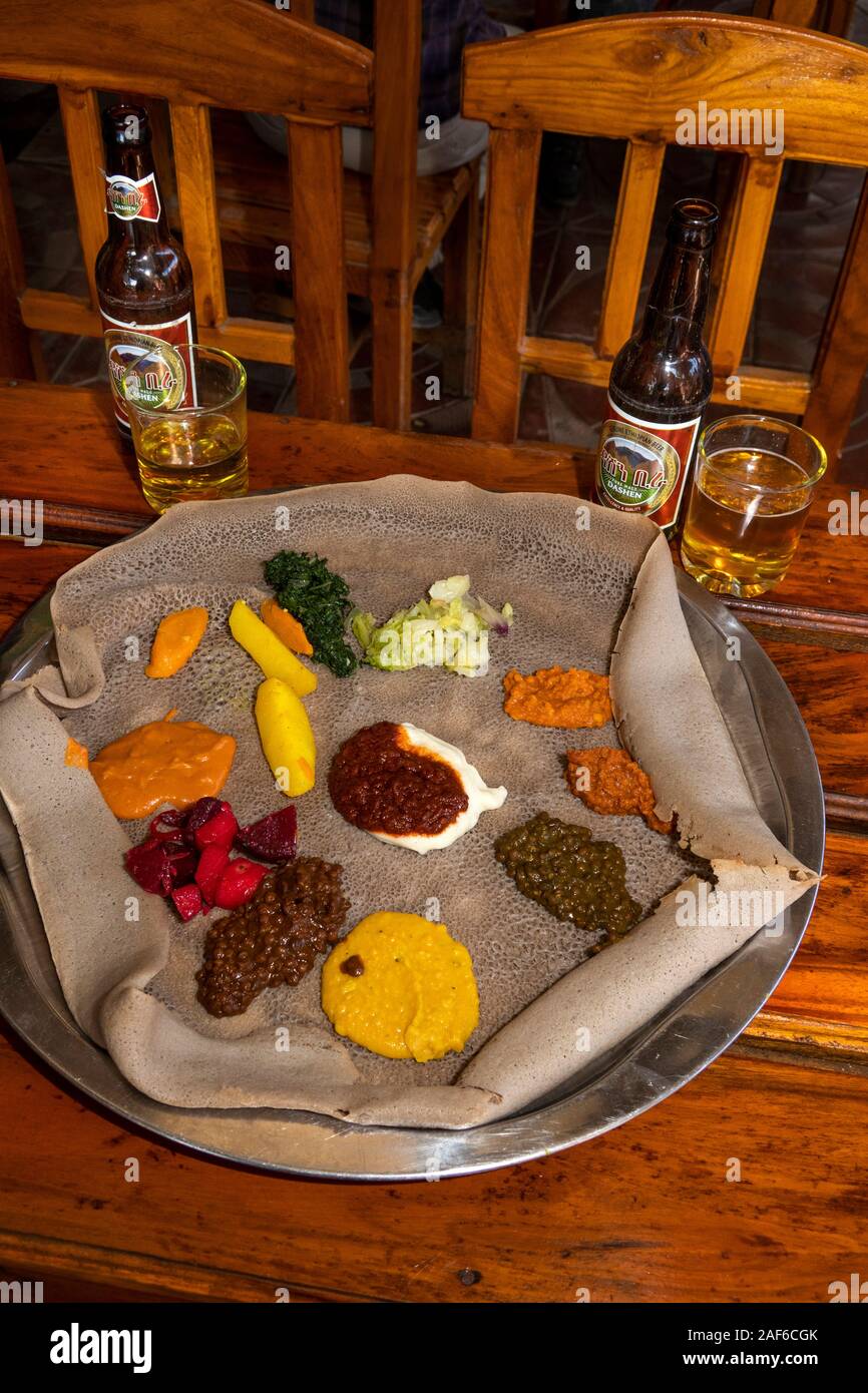 Etiopia, Tigray, Axum (Aksum), centro città, cibo, Injera con baionetta, nazionali in materia di prodotti alimentari comprendente diverse fiocco digiuno vegetariano alimenti Foto Stock