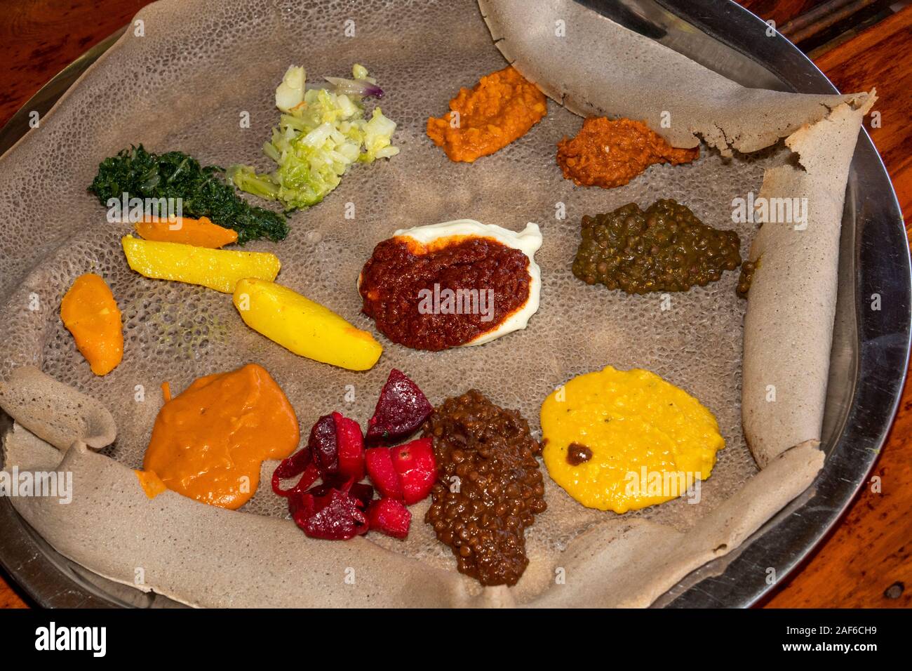 Etiopia, Tigray, Axum (Aksum), centro città, cibo, Injera con baionetta, nazionali in materia di prodotti alimentari comprendente diverse fiocco digiuno vegetariano alimenti Foto Stock