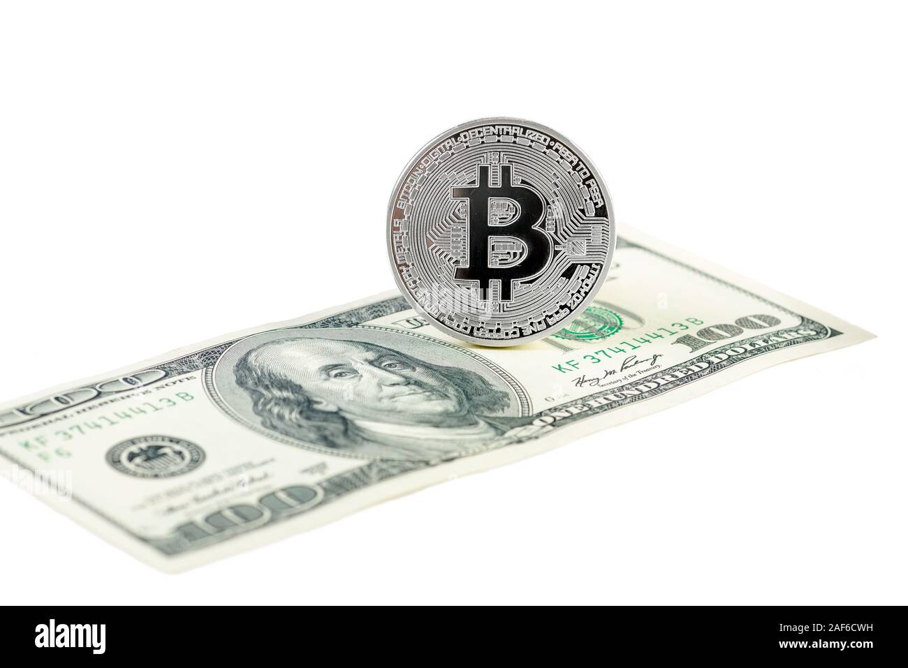 Bitcoin di fronte a un centinaio di dollari isolato sfondo bianco Foto Stock