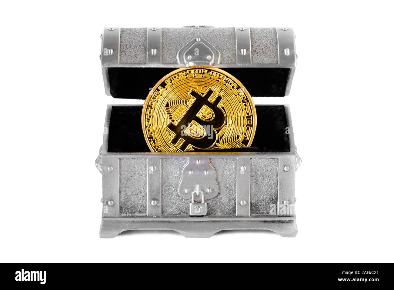 Bitcoin in argento isolato torace sfondo bianco Foto Stock