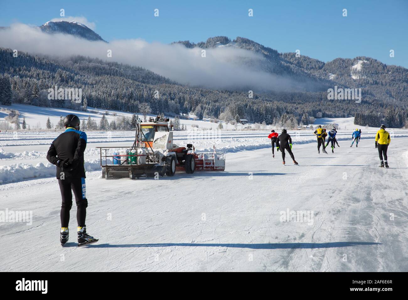 Il turista a godere il pattinaggio sul lago ghiacciato. Preparazione di ghiaccio per il pattinaggio su ghiaccio con la neve più chiara, il lago Weissensee in Carinzia, Austria, Alpi, Austria Foto Stock