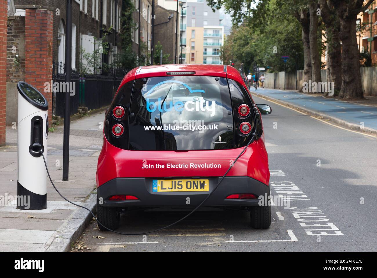 Città blu elettrico parcheggio auto e punto di carica a Londra Foto Stock