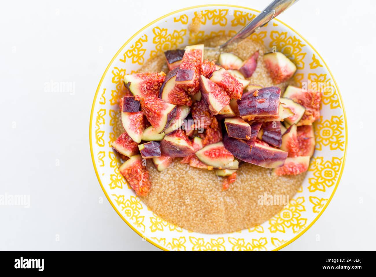 Porridge di amaranto per la prima colazione con i fichi in una ciotola gialla vista superiore Foto Stock