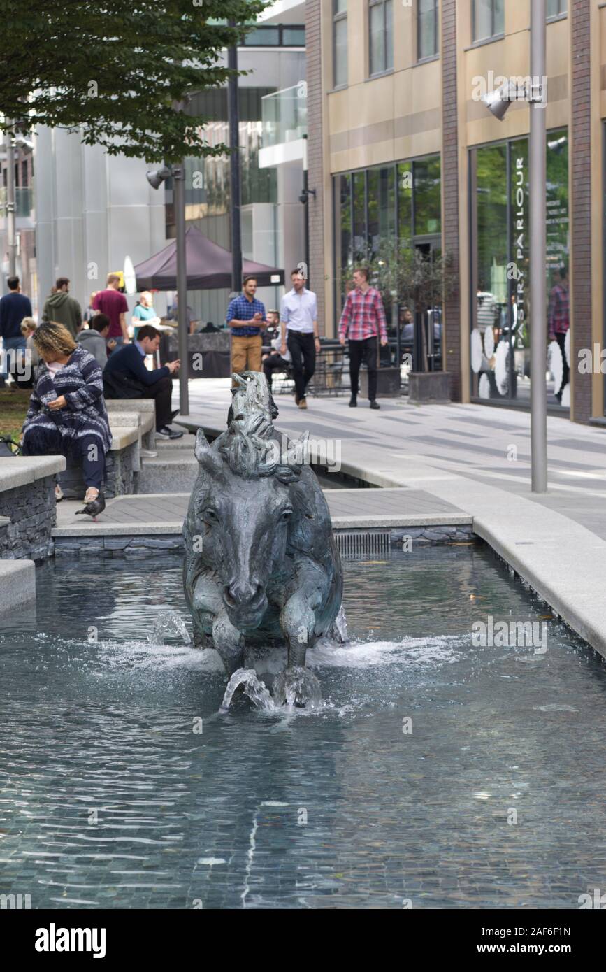 Cavallo di bronzo in esecuzione attraverso acqua, City of London Foto Stock