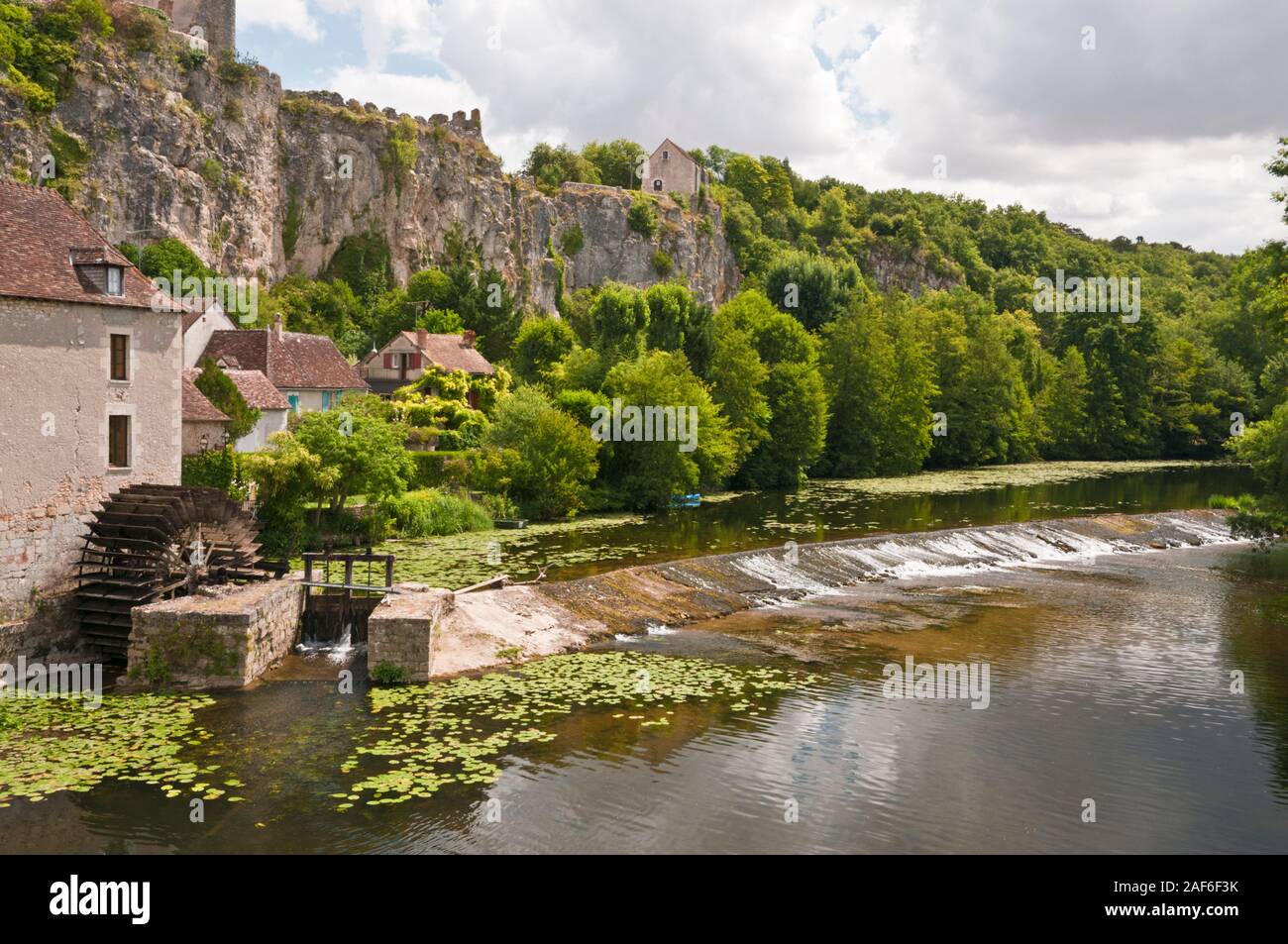 Antico mulino ad acqua sul fiume Anglin, angoli-sur-l'Anglin, Vienne (86), regione Nouvelle-Aquitaine, Francia. Elencato come uno dei borghi più belli Foto Stock