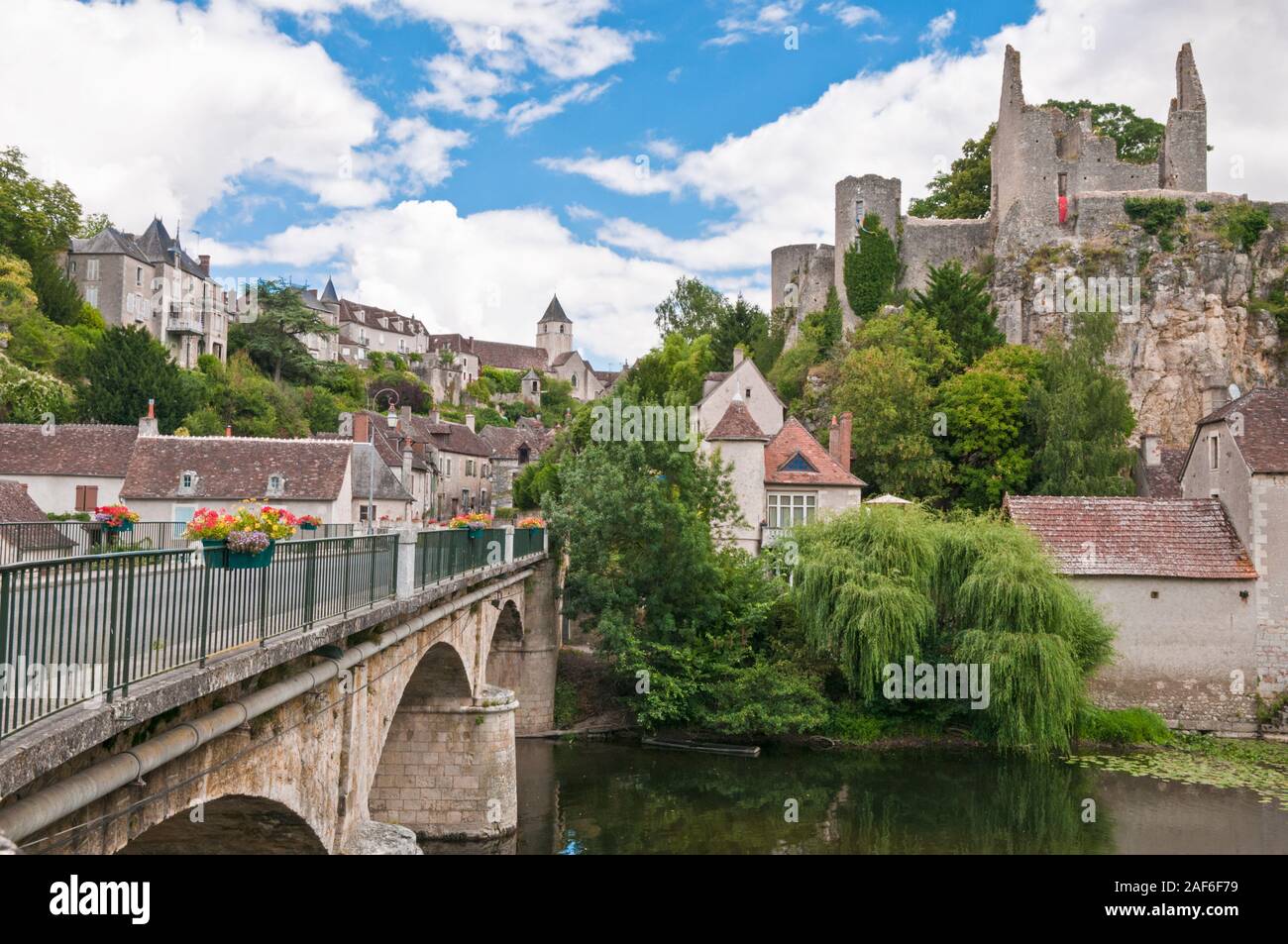 Castello in rovina (XI secolo) e il ponte, angoli-sur-l'Anglin, Vienne (86), Nouvelle-Aquitaine, Francia. Elencato come uno dei borghi più belli Foto Stock