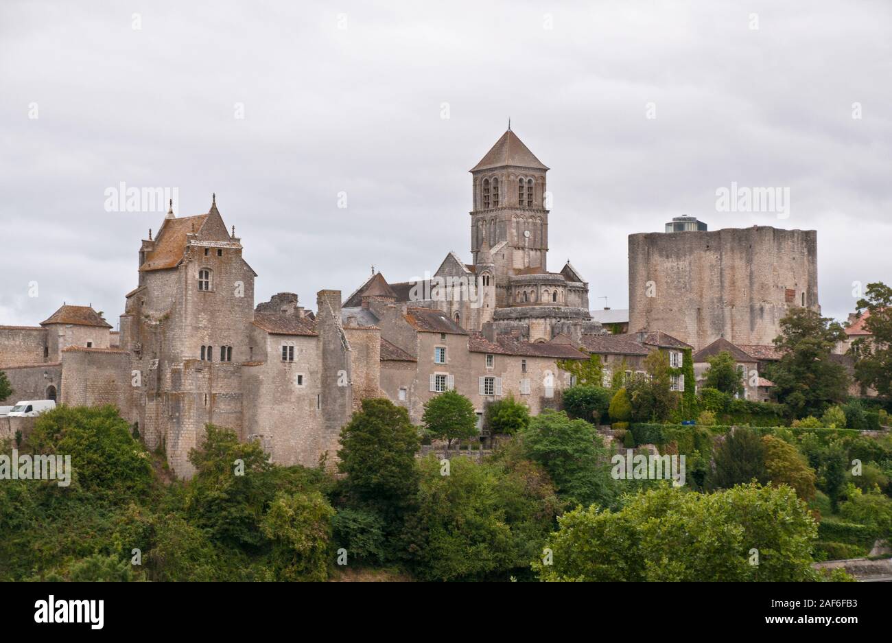 Harcourt castello, Saint Pierre la chiesa e il mastio del castello Goujon Chauvigny nella parte medievale della città, Vienne, regione Nouvelle-Aquitaine, Francia Foto Stock