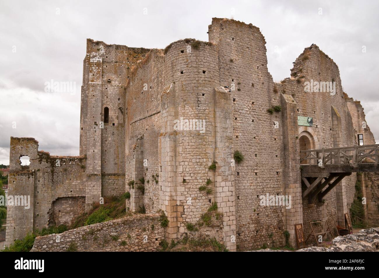 Il castello in rovina dei vescovi di Poitiers (chateau des Eveques) in Chauvigny cittadina medievale, Vienne (86), regione Nouvelle-Aquitaine, Francia. Foto Stock