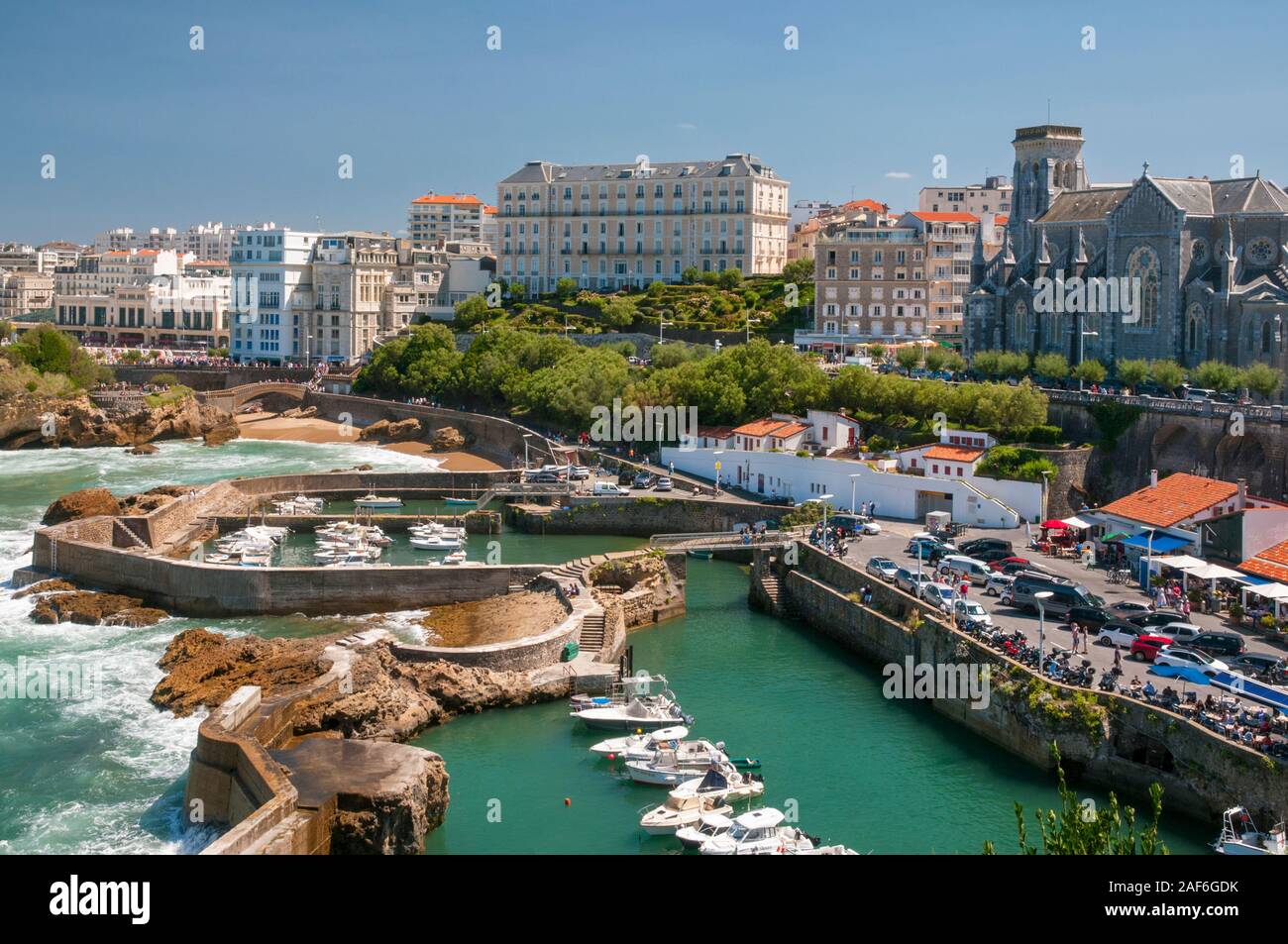 Il vecchio porto con alcuni ristoranti di pesce e il lungomare, Biarritz, Pyrenees-Atlantiques (64); Nouvelle-Aquitaine regione, Francia Foto Stock