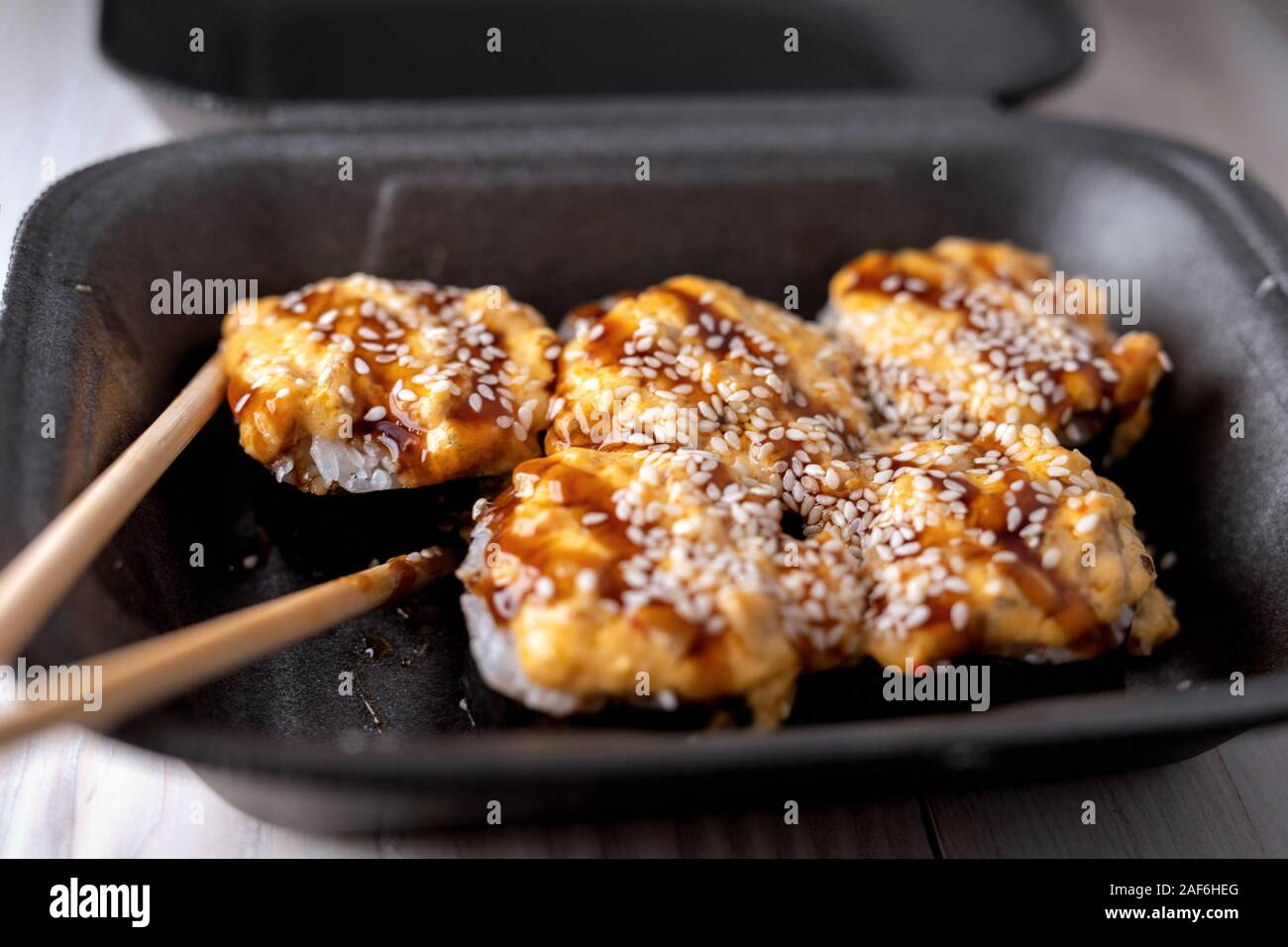 Sushi caldo nel pacchetto. sushi con anguilla in salsa di unagi. messa a fuoco selettiva Foto Stock