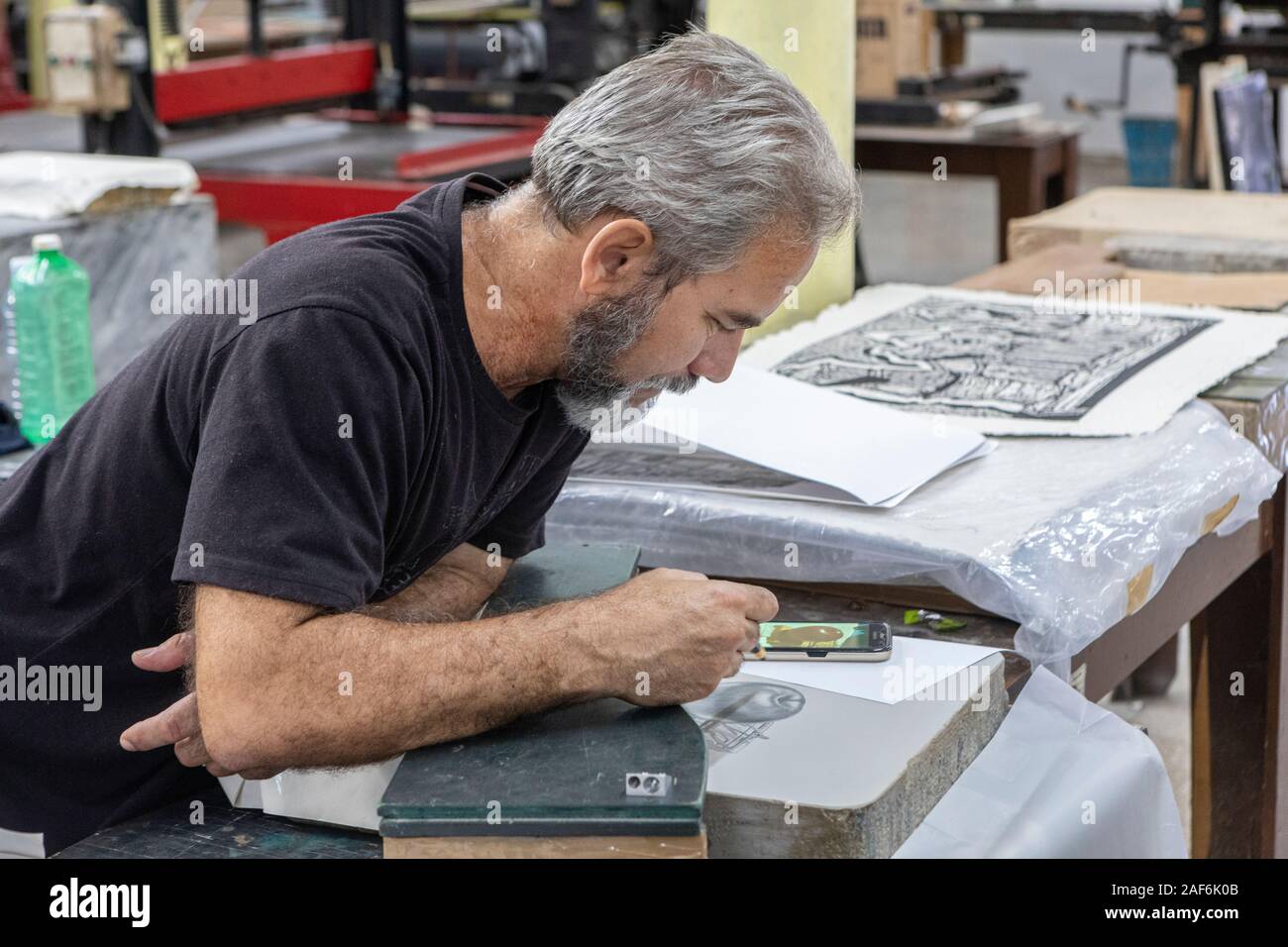 Un artista che lavora nel Taller Experimental de grafica, una cooperativa di artisti a l'Avana, Cuba. Foto Stock