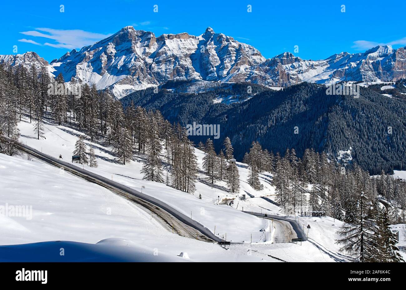 Montagna invernale strada per il Passo Passo Gardena rivolta verso i vertici del La Varella e Cunturines, Colfosco, Alta Badia, Dolomiti, Alto Adige, Italia Foto Stock