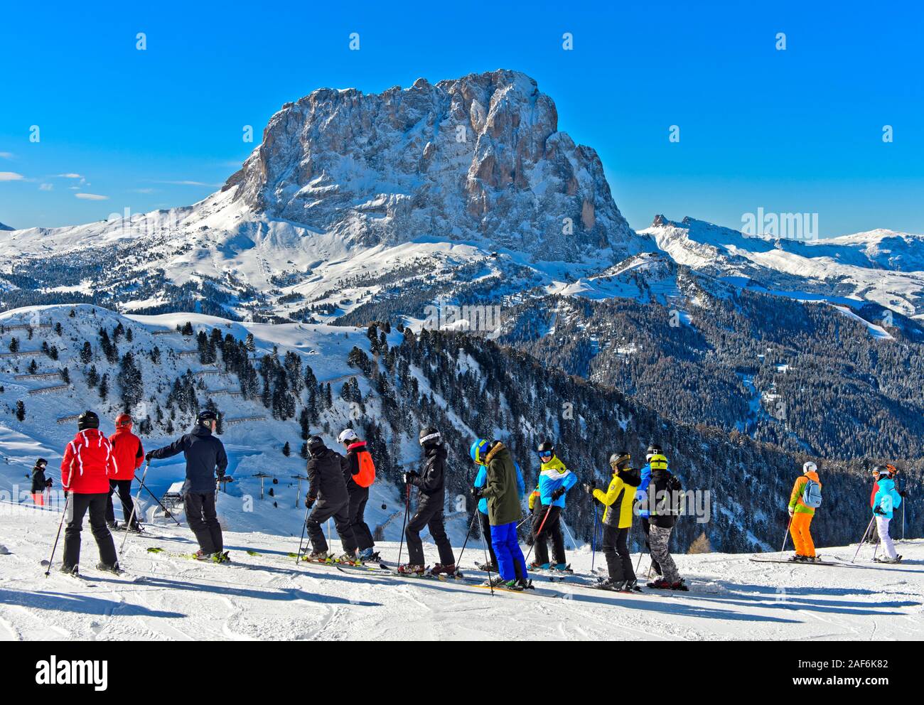 Gli sciatori al Passo Gardena, Passo Gardena, contro il Sassolungo montagna, Sassolungo, Val Gardena, Dolomiti, Alto Adige, Italia Foto Stock