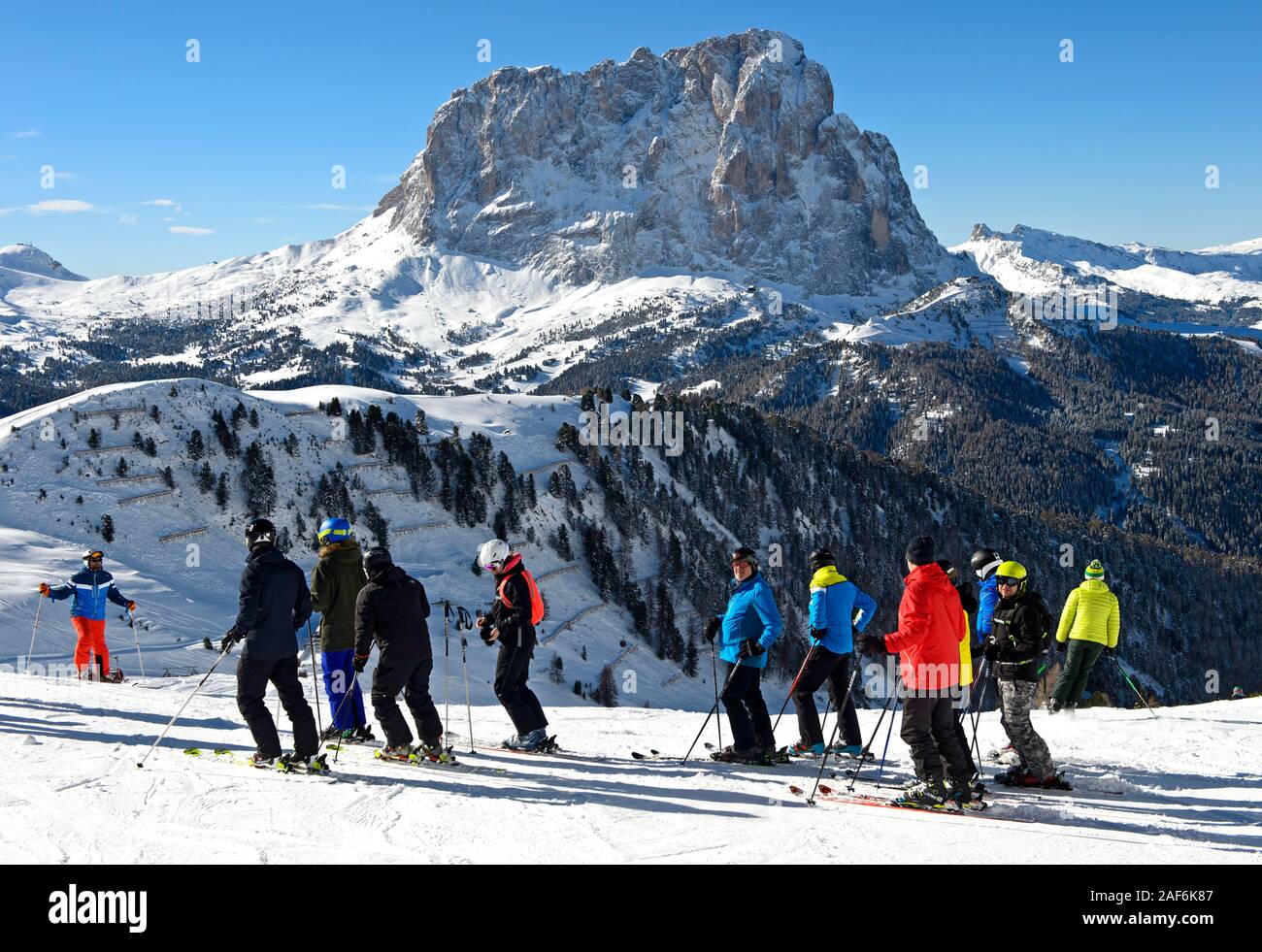 Gli sciatori al Passo Gardena, Passo Gardena, contro il Sassolungo montagna, Sassolungo, Val Gardena, Dolomiti, Alto Adige, Italia Foto Stock